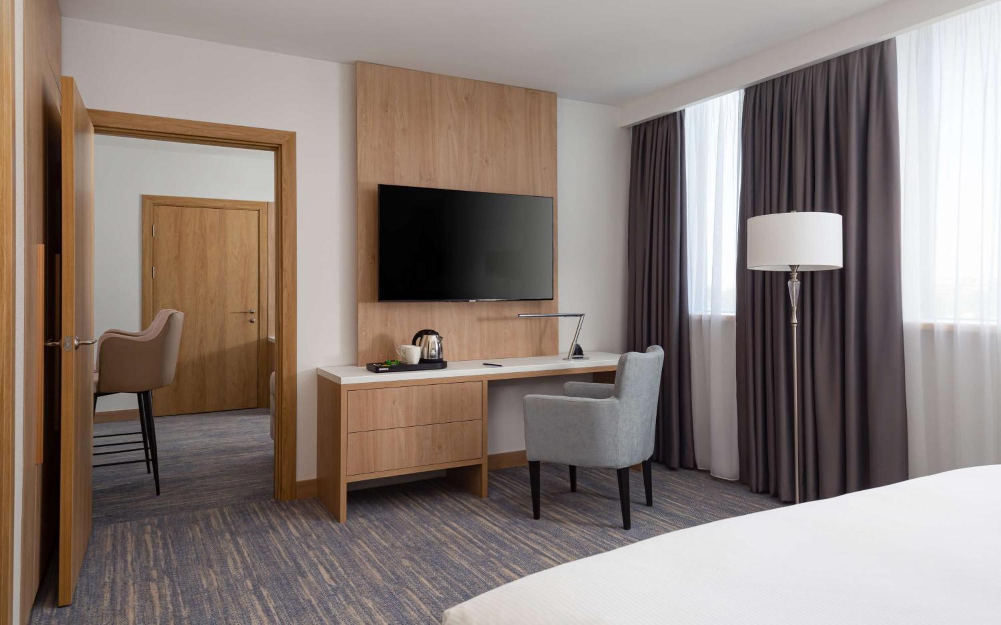 Hotel Doubletree By Hilton Shymkent Exterior foto