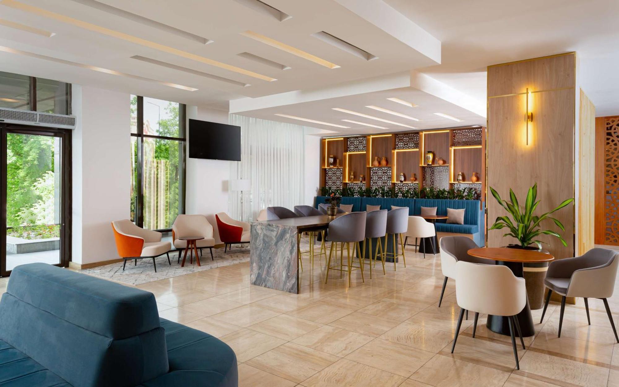 Hotel Doubletree By Hilton Shymkent Exterior foto
