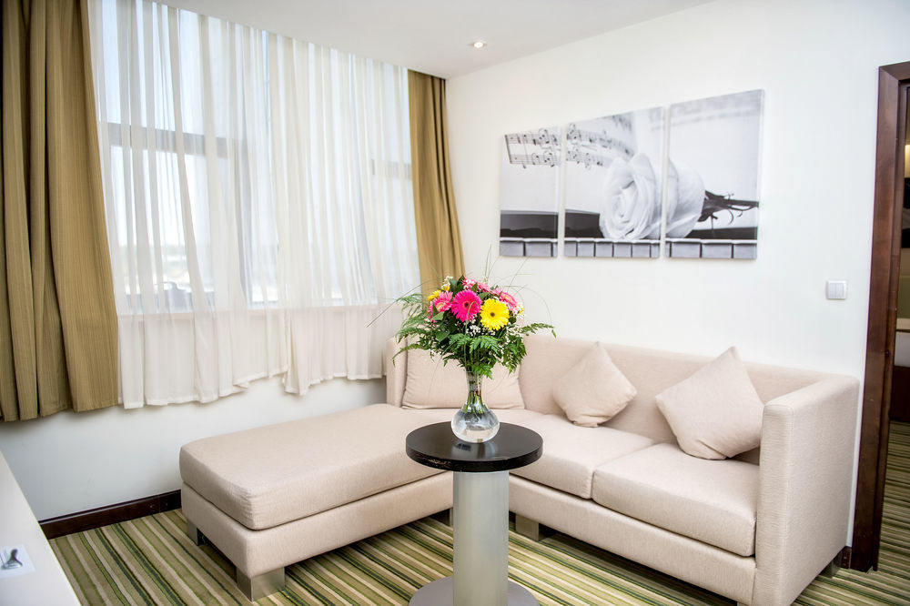 Hotel Doubletree By Hilton Shymkent Exterior foto