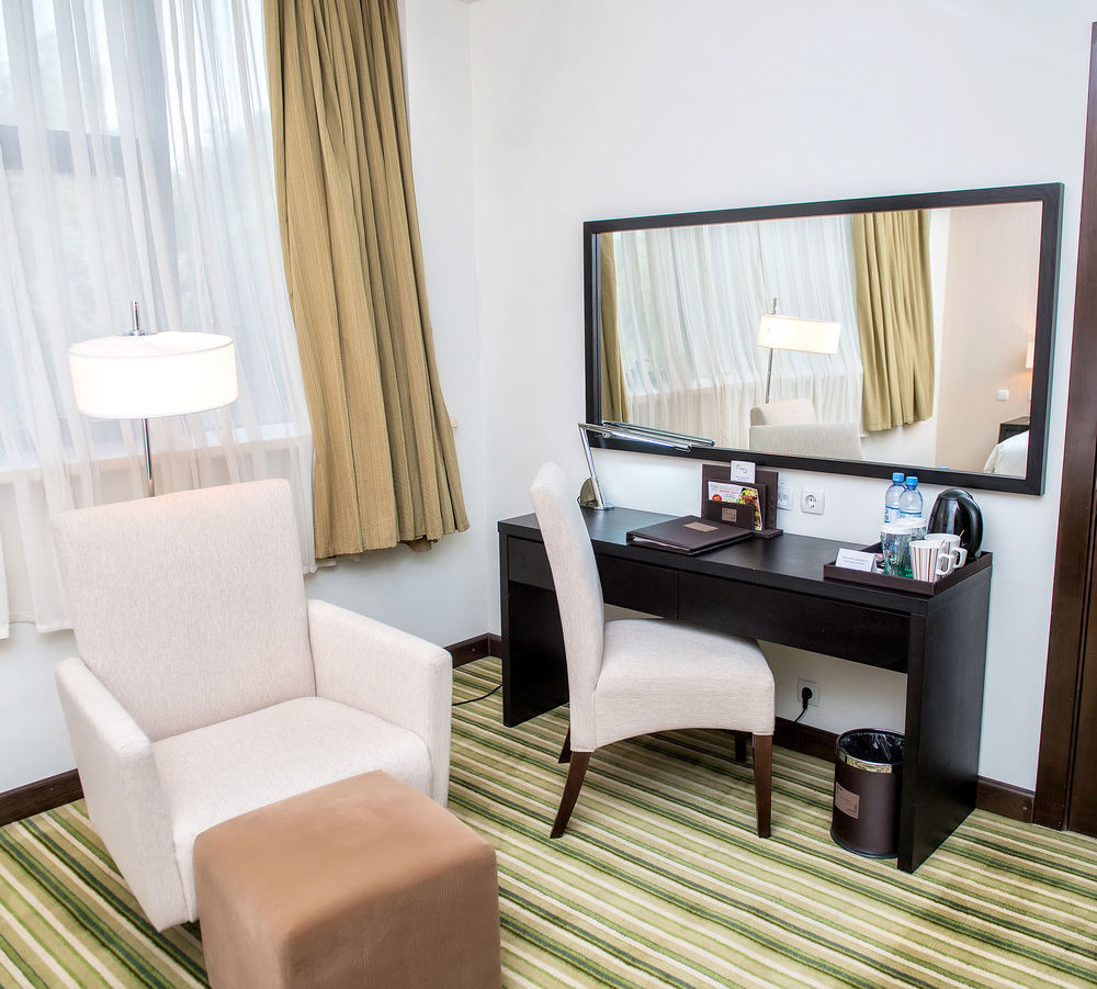 Hotel Doubletree By Hilton Shymkent Exterior foto